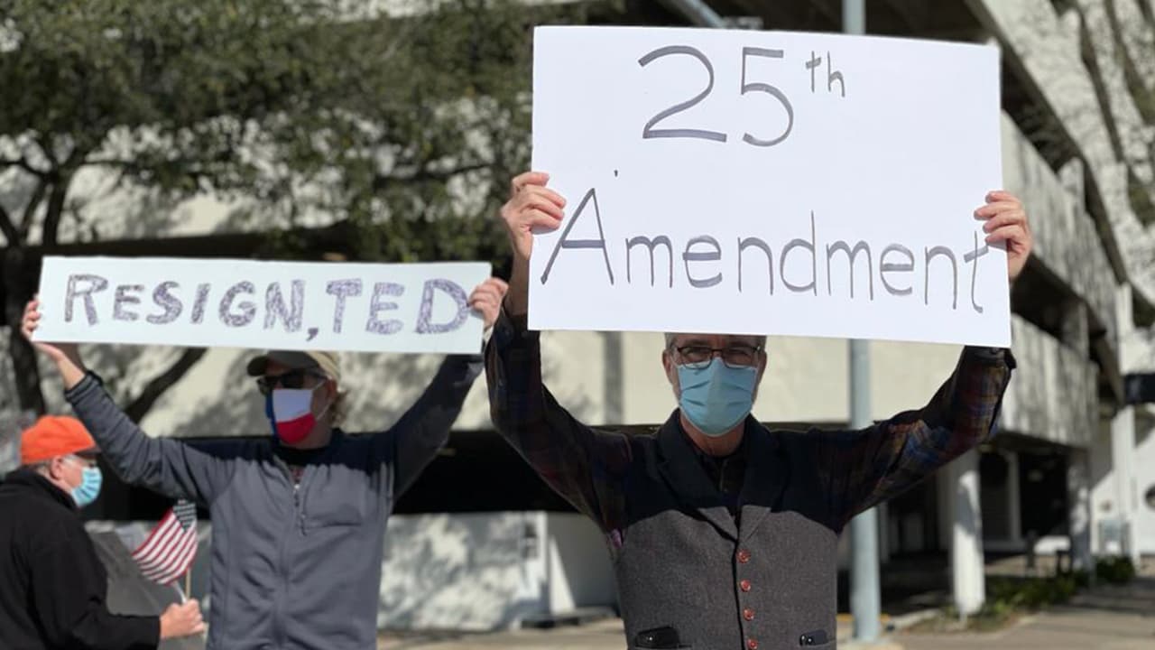 “Ahora, debemos unirnos y dejar atrás esta ira y división. Debemos estar uno al lado del otro como estadounidenses. Debemos seguir defendiendo nuestra Constitución y el estado de derecho”, dice Cruz en el comunicado.