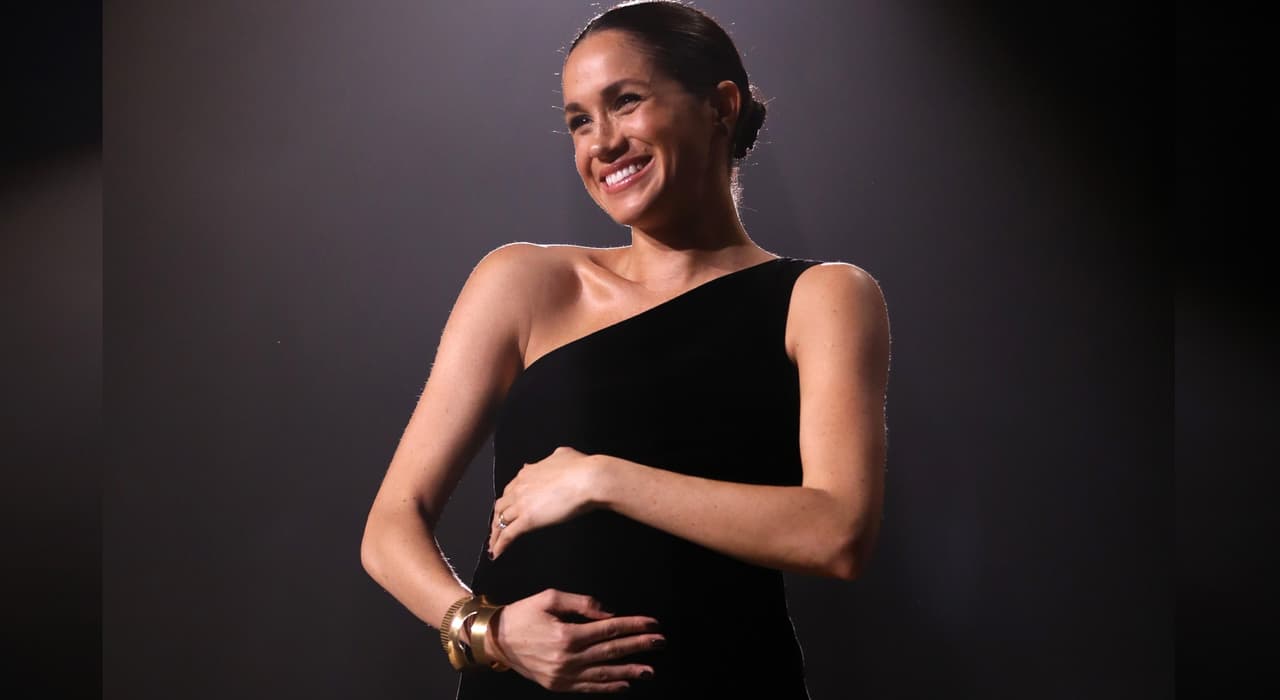 10 de diciembre de 201
<br>
<br>Sin previo aviso, la duquesa de Sussex 
<b><a href="https://www.univision.com/entretenimiento/realeza/que-tiene-de-raro-el-abrazo-de-meghan-markle-a-su-pancita-de-embarazada-fotos" target="_blank">se presentó en la entrega</a> </b>de los British Fashion Awards 2018 para entregar uno de los galardones.