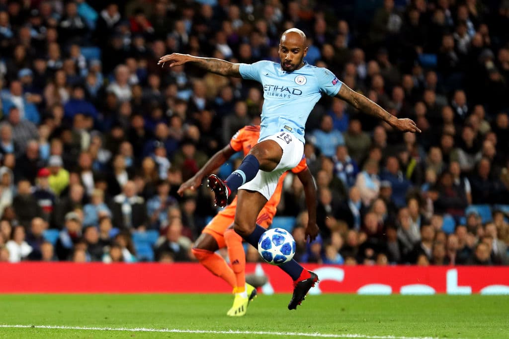 Fabian Delph del City pasando apuros en la zaga con los peligrosos ataques del Olympique Lyonnais. De hecho en el primer gol el balón llega a Cornet porque no lo puede cortar.