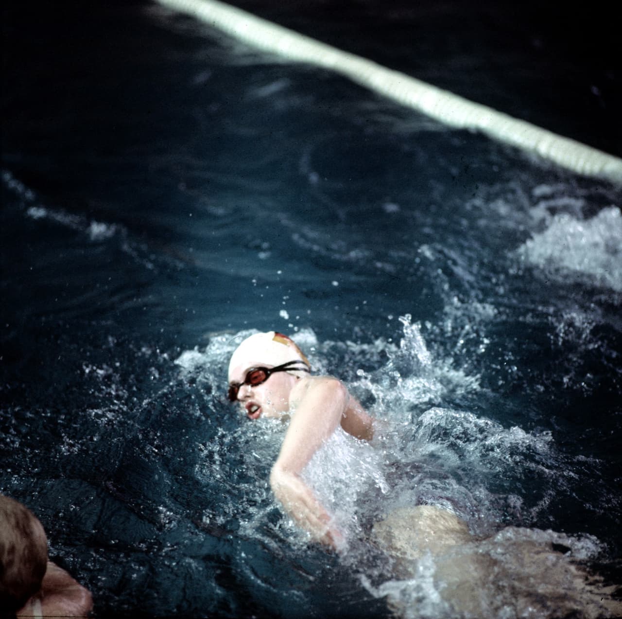 <b>Un programa del gobierno de Alemania Oriental impone el uso de esteroides a sus atletas (décadas de 1970 y 1980) </b>
<br>
<br>En una búsqueda por vincular las victorias deportivas con el éxito de la ideología política, el gobierno de Alemania Oriental decidió mejorar el rendimiento de sus atletas con sustancias, especialmente esteroides. 
<br>
<br>Según 
<i>History.com,</i> los deportistas notaban que sus cuerpos cambiaban y aunque no quisieran seguir el programa el sistema autoritario los obligaba a hacerlo. 
<br>
<br>Al menos 9,000 atletas recibieron las sustancias prohibidas y tras la reunificación alemana en 1990 algunos responsables del programa de dopaje fueron juzgados. Muchos atletas sufrieron problemas de salud de por vida, como enfermedades cardíacas, infertilidad y cáncer.
<br>
<br>En la fotografía la nadadora Petra Thümer en 1977, parte del equipo de natación de Alemania Oriental vinculado al escándalo.
<br>