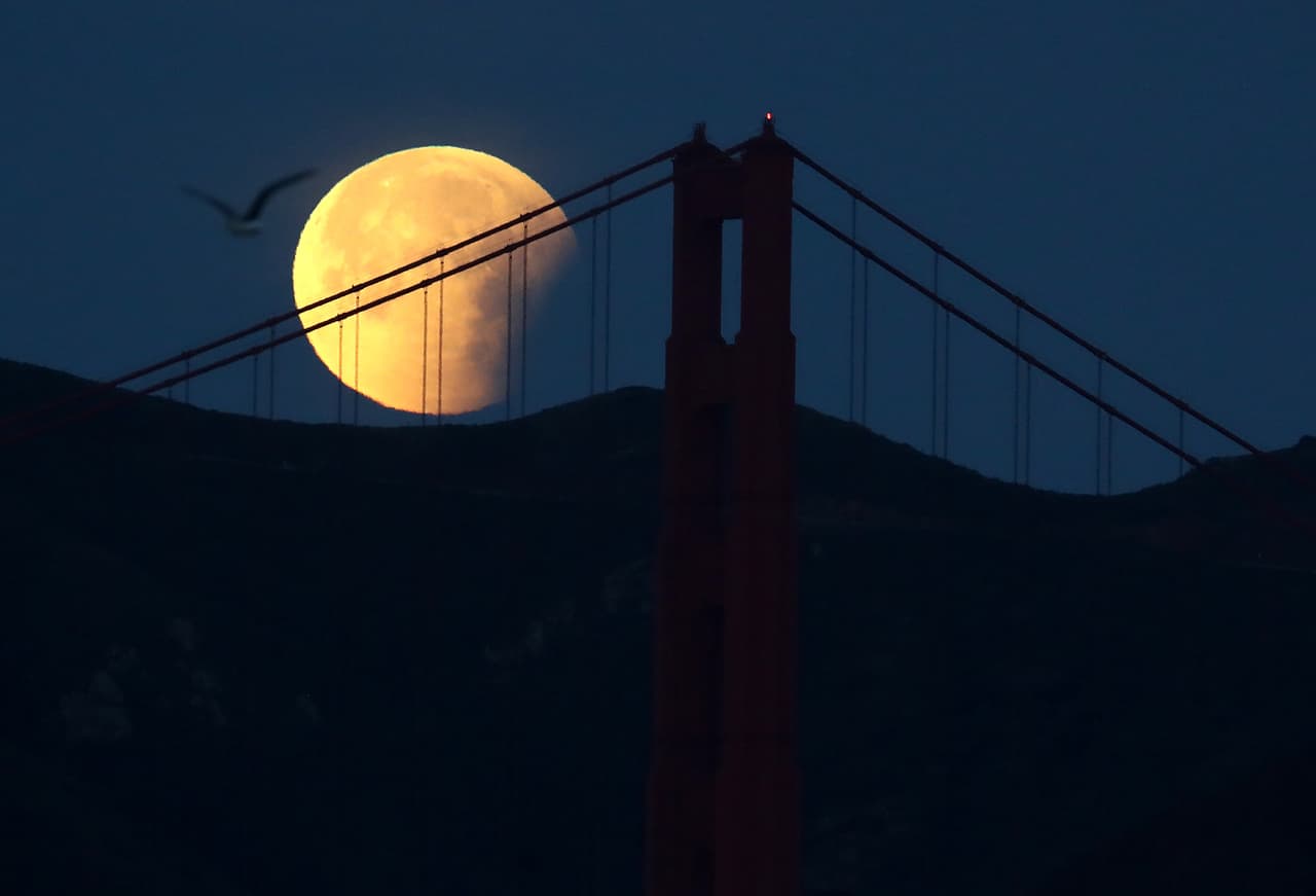 California fue de los estados donde mejor se observó la totalidad del fenómeno. Así se contempló junto al célebre puente Golden Gate en San Francisco.