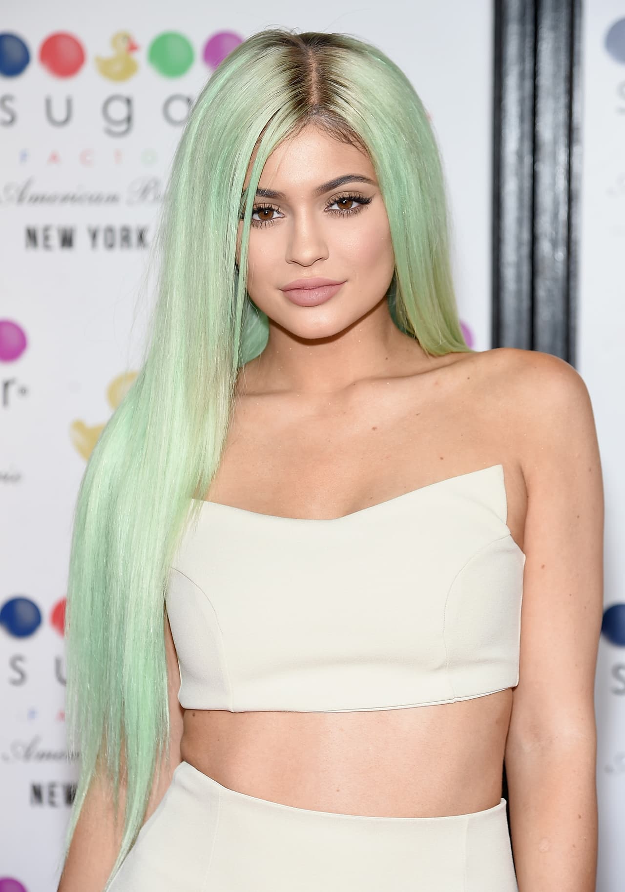 Kylie Jenner no se podía quedar atrás y cuando no usa el cabello verde, rosa o azul opta por pelucas cortas o extensiones que le pueden llegar hasta la cintura. 
<br>