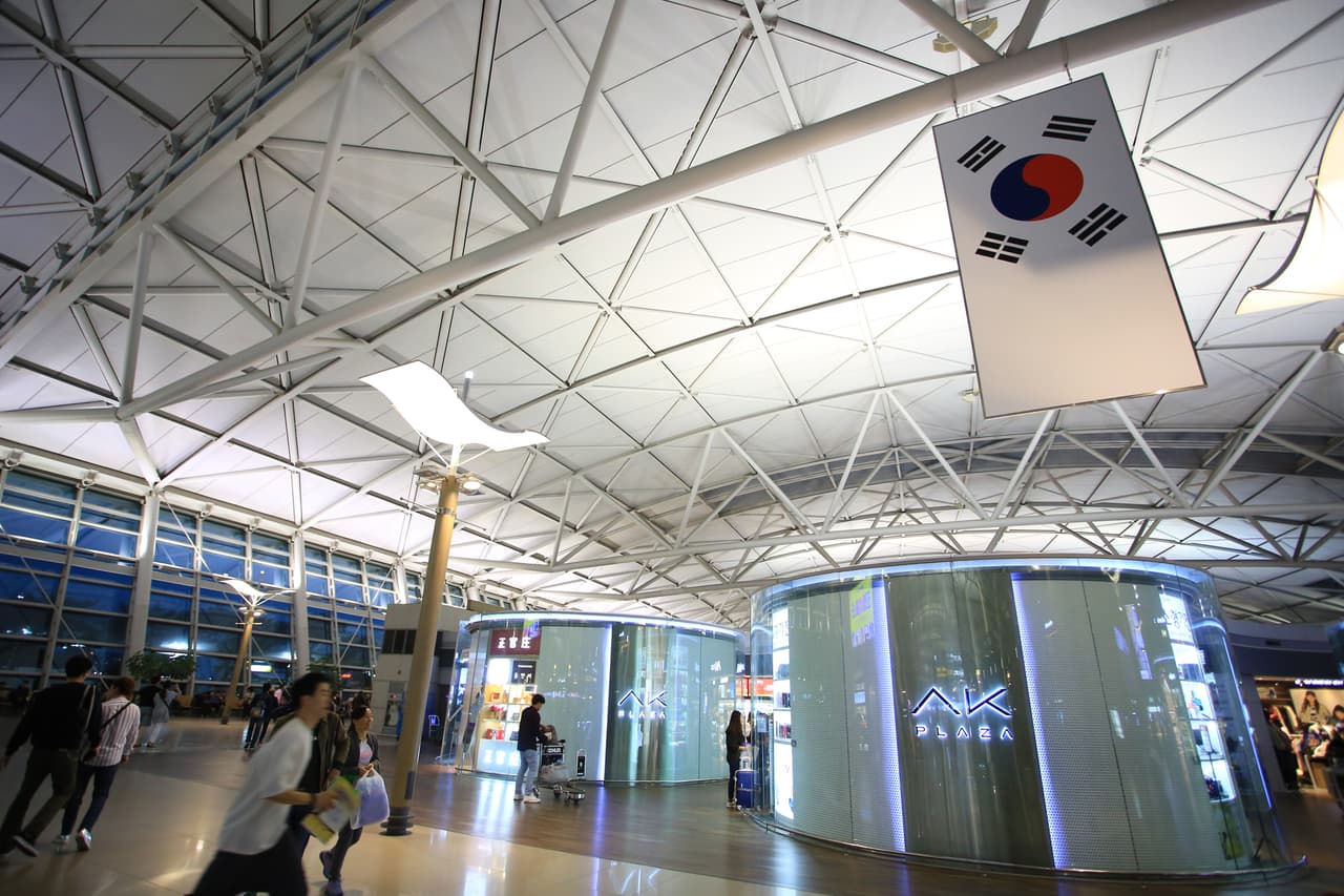 <b>Puesto 4. Aeropuerto Internacional de Incheon (Seúl, Corea del Sur). </b>
<br>
<br>En la encuesta los pasajeros calificaron el manejo del covid-19 en los aeropuertos. Evaluaron la información, el distanciamiento social, el uso obligatorio de mascarillas, la visibilidad y disponibilidad de desinfectante de manos y el aseo de los baños.
<br>