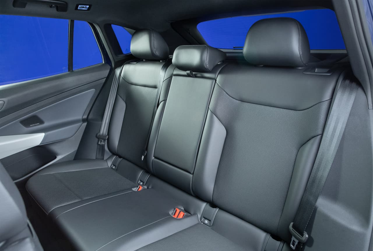 A pesar de ser más pequeña que la Tiguan, su interior es espacioso con un total 99.9 pies cúbicos de volumen. Así también, hay 41.1 pulgadas de espacio para las piernas en los asientos delanteros y 37.6 pulgadas en los traseros.