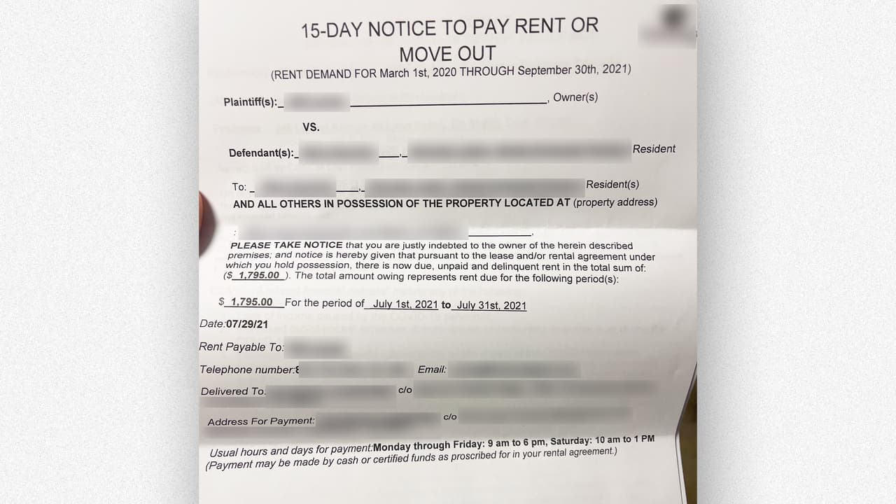 Este fue el aviso que Luisa contó fue pegado en la puerta de su apartamento en California.