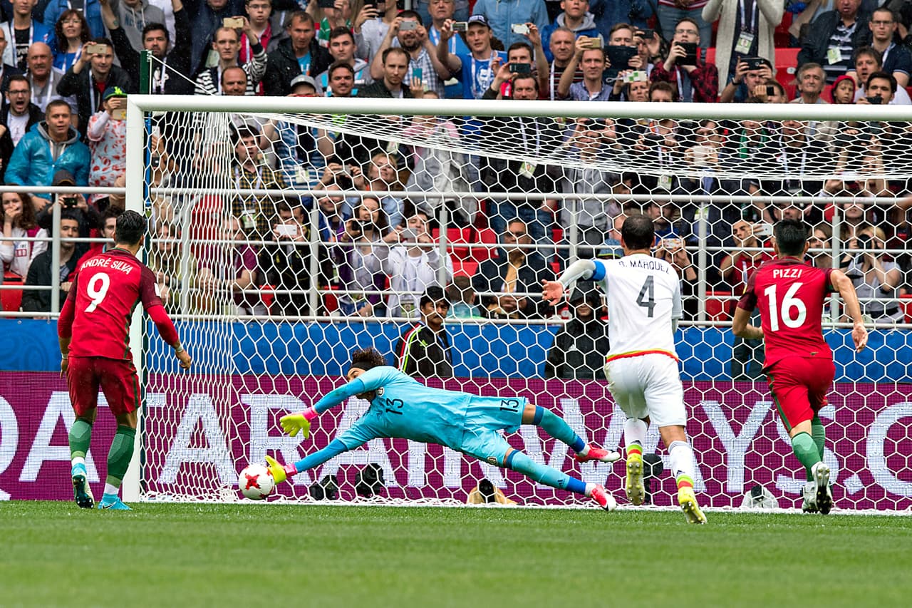 Sin embargo, el arquero Guillermo Ochoa se vistió de héroe y evitó la ventaja de Portugal.