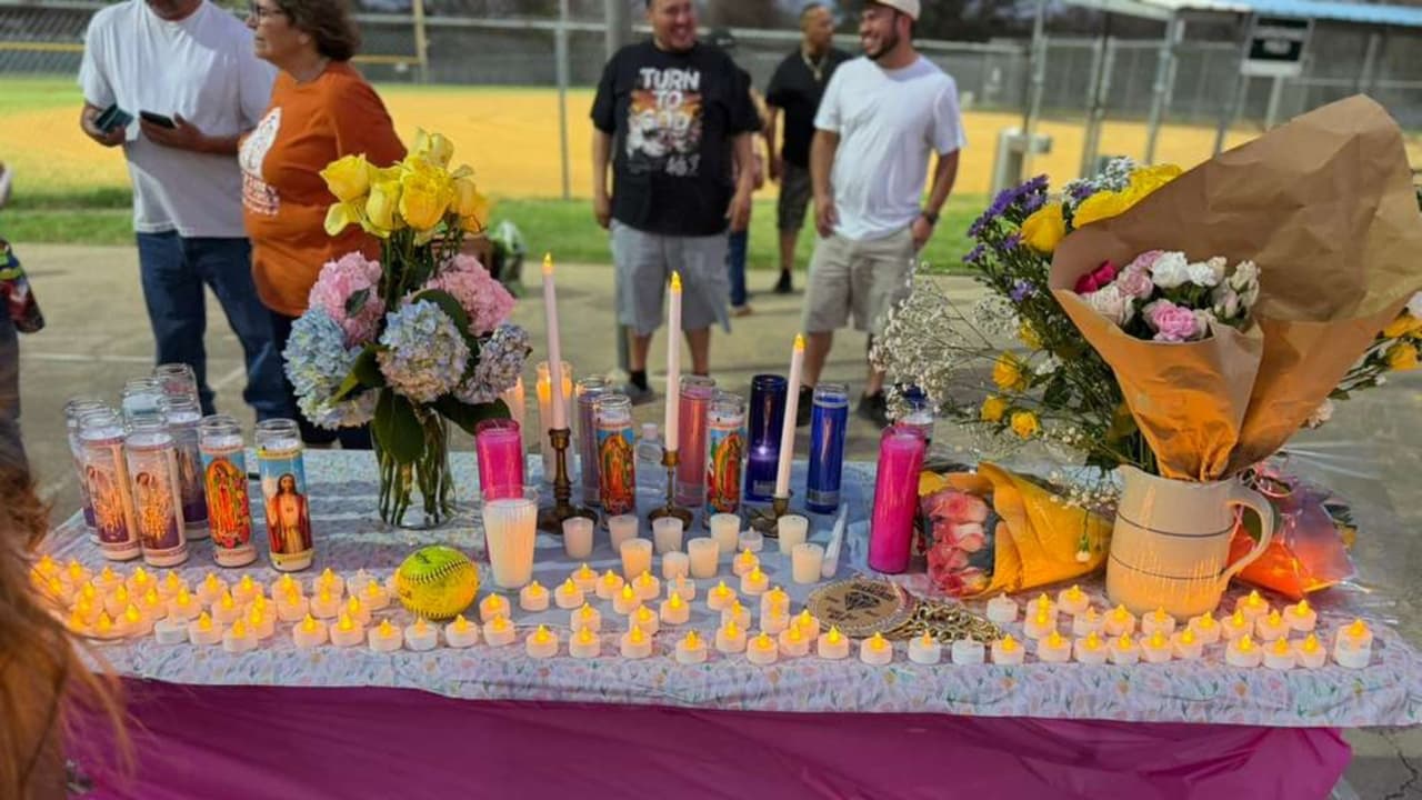 Las autoridades informaron que la madre de los menores permanece hospitalizada en el Dell Seton Medical Center por quemaduras, mientras que el padre y el hermano menor sobreviviente fueron trasladados a un centro especializado en quemaduras en San Antonio.
<b> La causa del incendio sigue bajo investigación </b>y la comunidad continúa unida en oración y apoyo para la familia afectada.