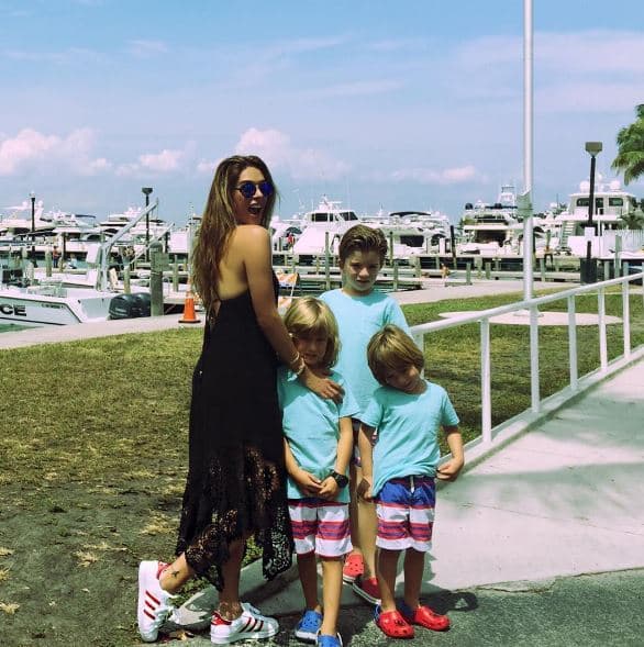 Tal parece que Gali y su esposo se divierten mucho cuando visten a los pequeños de la misma forma.