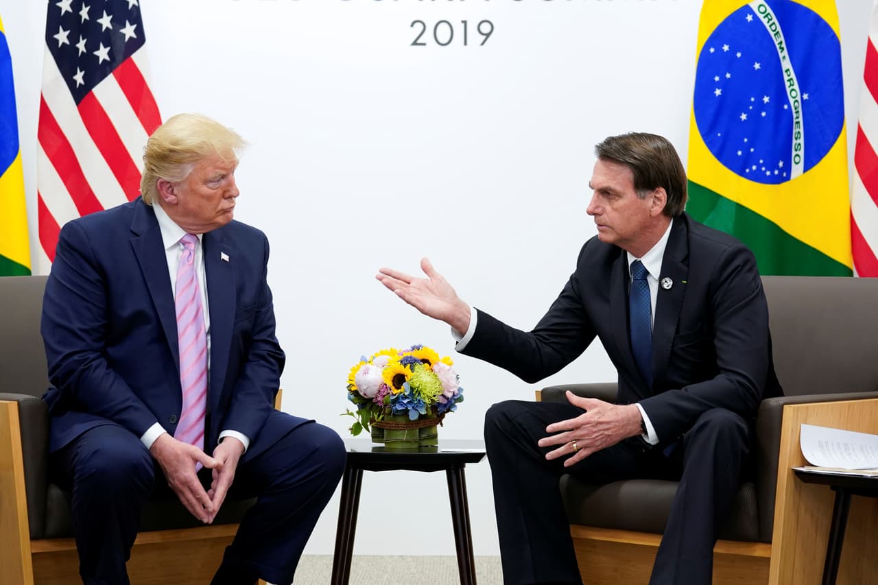 El presidente de Brasil, Jair Bolsonaro, se reúne por primera vez con su homólogo estadounidense Donald Trump en Osaka, Japón.