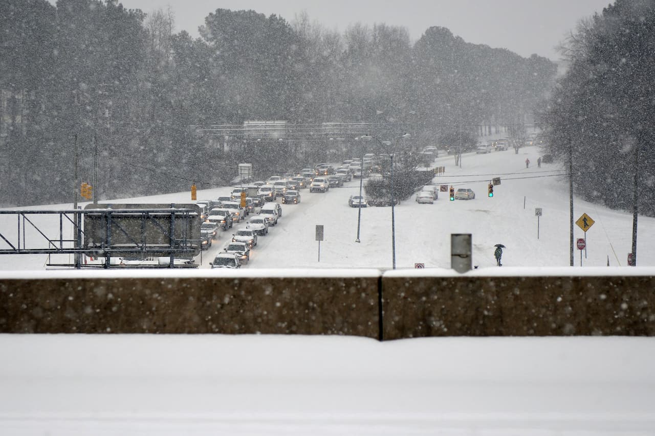 Si tu auto se atasca durante una tormenta, no abandones el vehículo. Si lo abandonas, te desorientará rápidamente con el viento, la nieve y el frío.