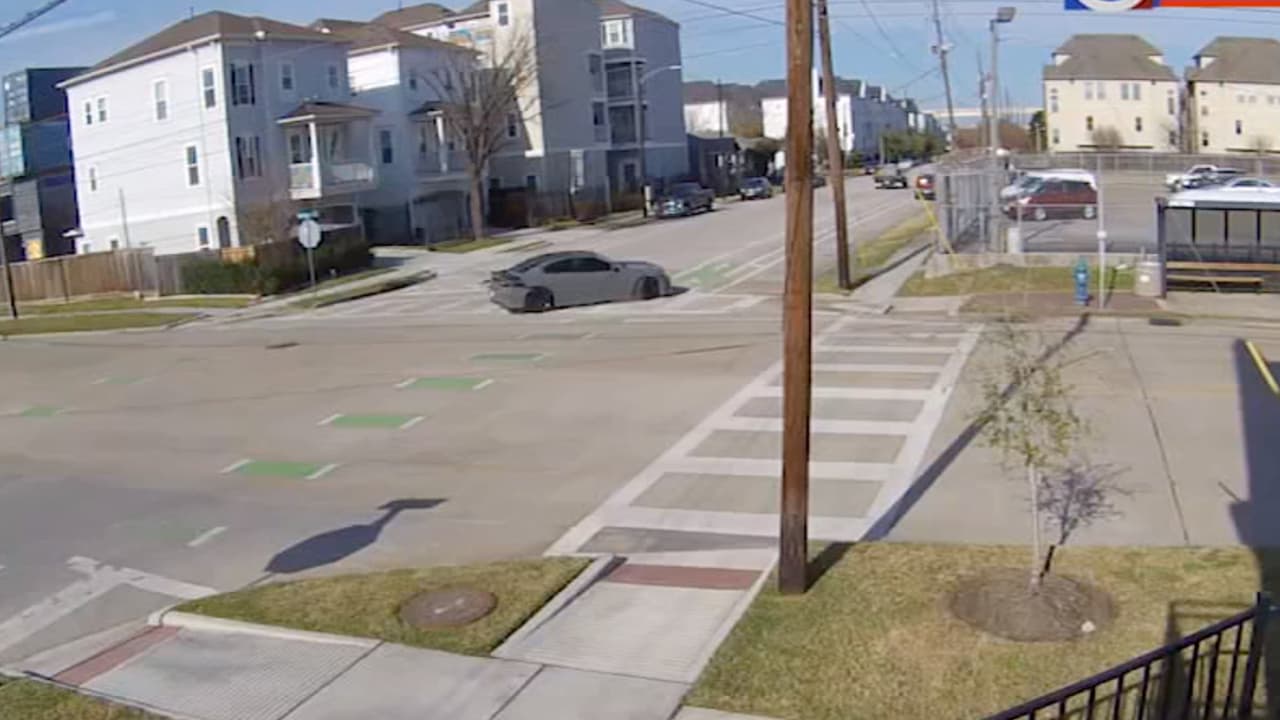 Las autoridades llegaron a la cuadra 1500 de la calle Tralle, el sospechoso intentó huir y se movilizó a la cuadra 2100 de McGowen y Hutchinson en un vehículo que se presumen había
<b><a href="https://www.univision.com/temas/asaltos-y-robos">robado</a></b>.