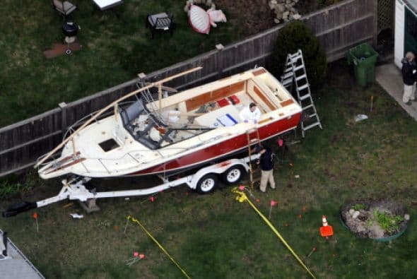 Rebecca Heavey, también vecina, narra los hechos como si se tratara de una película. "Estábamos mirando por la ventana y vimos que había un grupo de policías muy armados frente a nuestra casa. De golpe hubo disparos, nos tiramos al suelo pero no sabíamos lo que estaba pasando".