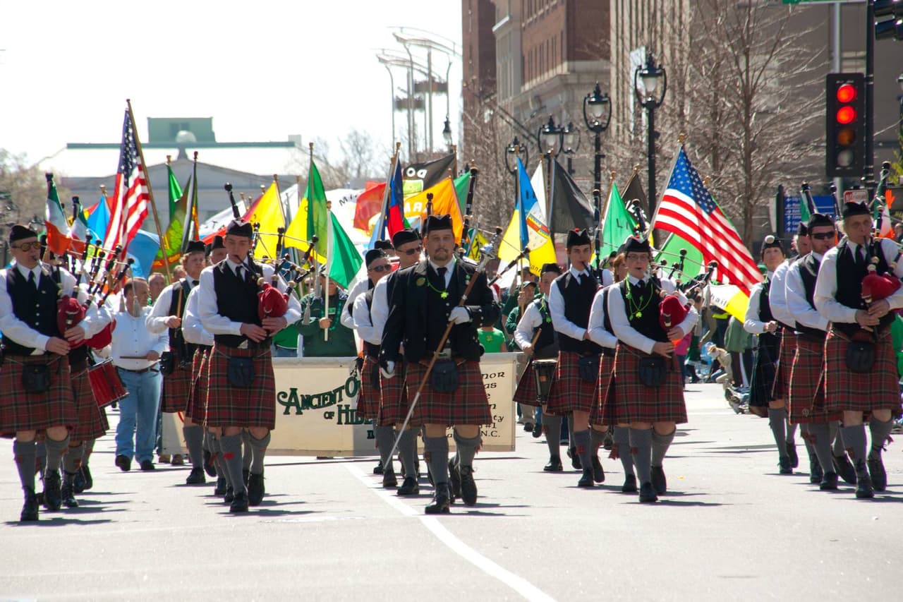 <b>Evento</b>: Raleigh St. Patrick's Day Parade
<br>
<b>Fecha</b>: 16 de marzo
<br>
<b>Lugar</b>: City Plaza. Downtown Raleigh
<br>
<b>Sitio web</b>: 
<a href="https://raleighstpats.org/">https://raleighstpats.org/</a>
<br>
<br>Conmemora el Día de San Patricio y empápate de la cultura irlandesa en un desfile apto para toda la familia.