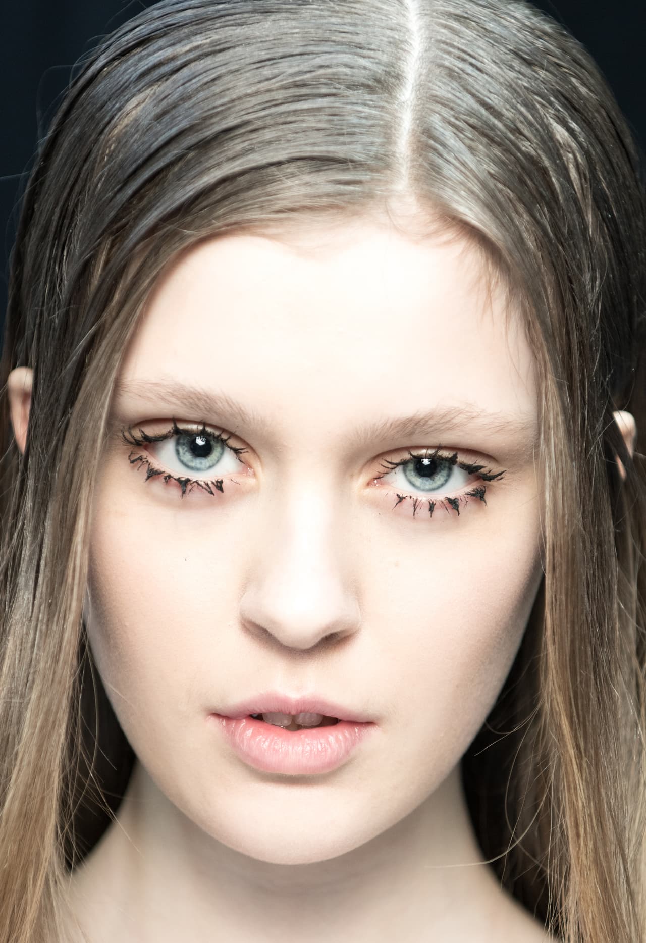 La primera: lavarse con demasiada frecuencia pues de esta manera se estimula la segregación de grasa. Cepillarse en exceso y usar shampoos demasiado agresivos produce el mismo efecto. Lavarse con menos frecuencia con un producto suave, especial para controlar la grasa ayuda a resarcir el problema. 
<br>