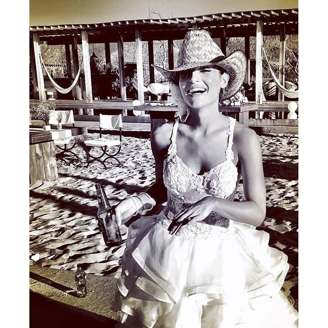 Como una chica totalmente enamorada, Marimar lució bellísima en un vestido diseñado por el favorito de las estrellas, Benito Santos.