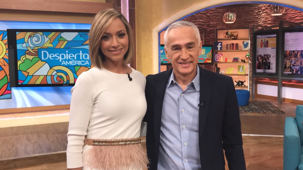 Su colega Satcha Pretto conversó con él detrás de cámaras. Jorge le confesó que entre las cosas que "más le cuesta" de su profesión es perderse tiempo con su familia y su pareja.