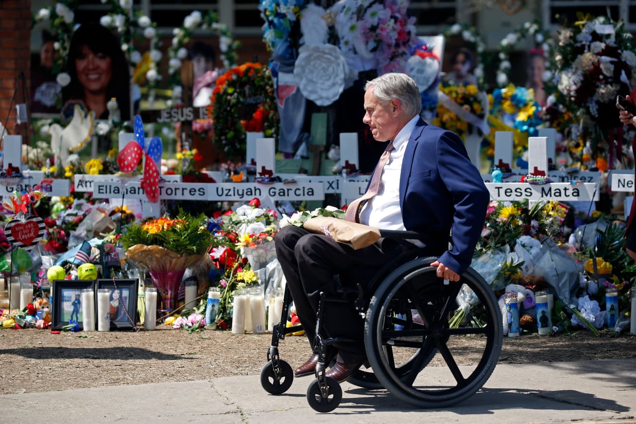 Abbott también se hizo presente en el Memorial de la Robb Elementary School.