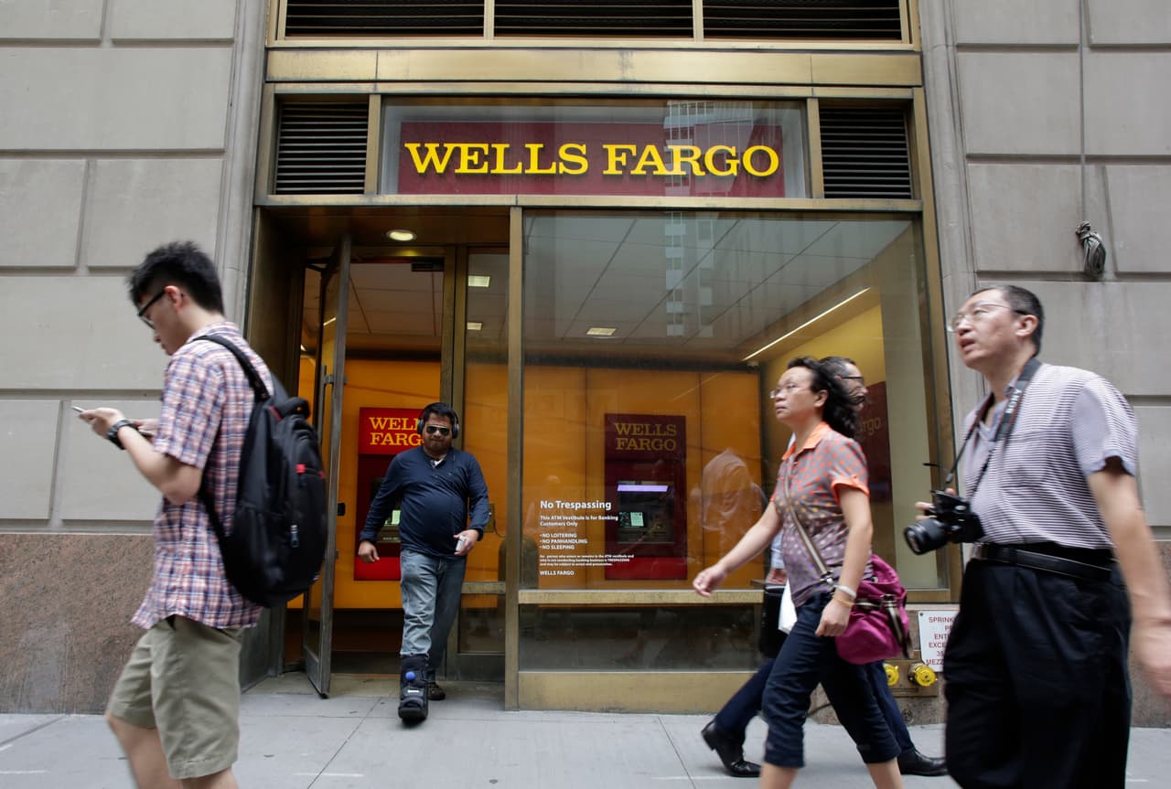 <h3 class="cms-H3-H3">Wells Fargo </h3>
<br>
<br>La empresa bancaria aseguró que revisará su estrategia de contribución corporativa, de acuerdo con 
<i>The New York Times.</i>