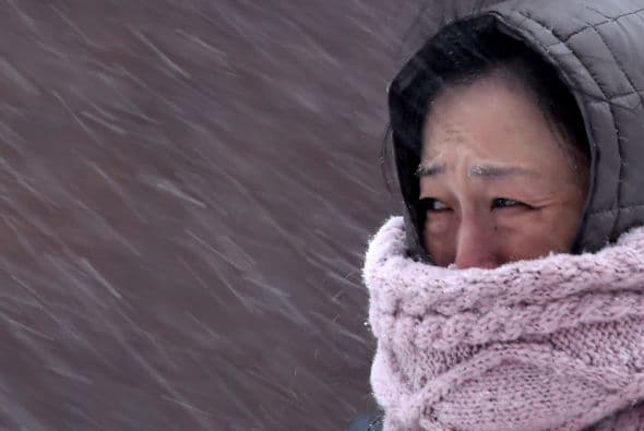 Una mujer camina contra la nieve a lo largo de una de las calles en Moscú.