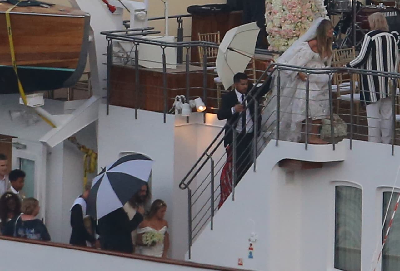 Heidi Klum quería evitar que le tomaran fotos en uno de los días más importantes de su vida, pero la escasez de paraguas y el fuerte viento que azotaba 
<b>la zona cercana a Capri, Italia,</b> donde navegaban, se lo impidió.