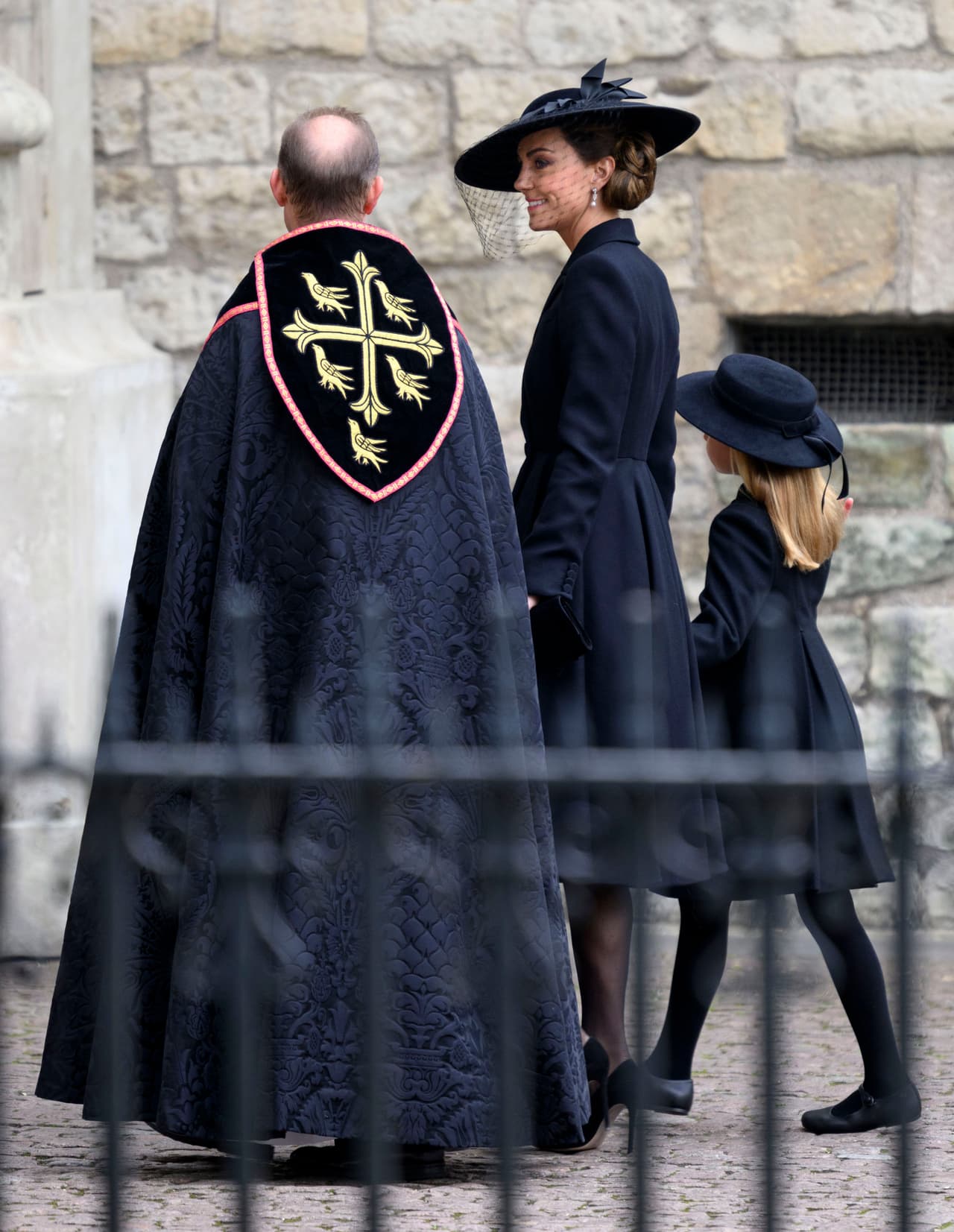 El collar de la reina que ahora es de Kate Middleton "fue un regalo del gobierno japonés, posiblemente adquirido durante la década de 1970, cuando hizo una visita de estado a esa nación", detalló The Court Jeweller.
<br>