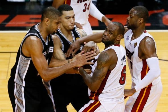 Habrá séptimo juego entre los Spurs y los Heat (30 fotos) ¡Locura total! Un juego electrizante, inolvidable, donde ambos equipos dieron una demostración inolvidable en el American Airlines Arena, manteniendo en vilo a los fanáticos en San Antonio y en Miami, primero durante los 48 minutos regulares y después en los 5 minutos de OT. .Tim Duncan, con una clásica demostración durante todo el partido, anotó más tantos en la primera mitad que la combinación de los 3 de Miami, Wade-James-Bosh 25/21, facilitando que los Spurs dominaran al Heat hasta comenzar el cuarto período, cuando Miami llevo a cabo un cambio de jugadores. Cuando solo faltaban 5 segundos para coronarse campeones los San Antonio Spurs, el incomparable Ray Allen empató el partido con un tiro de 3 puntos, forzando el OT. Con 1:43 en el reloj, LeBron James (triple/doble, 32 puntos, 11 asistencias y 10 rebotes) encaramó al Heat 101-100, y al concluir el OT, de nuevo Allen realizó una formidable jugada defensiva, dando dos puntos más al Heat, que terminó, a pesar de los umpires y para desconcierto de los comentaristas que daban el cetro a San Antonio, 103-101 sobre los Spurs. .