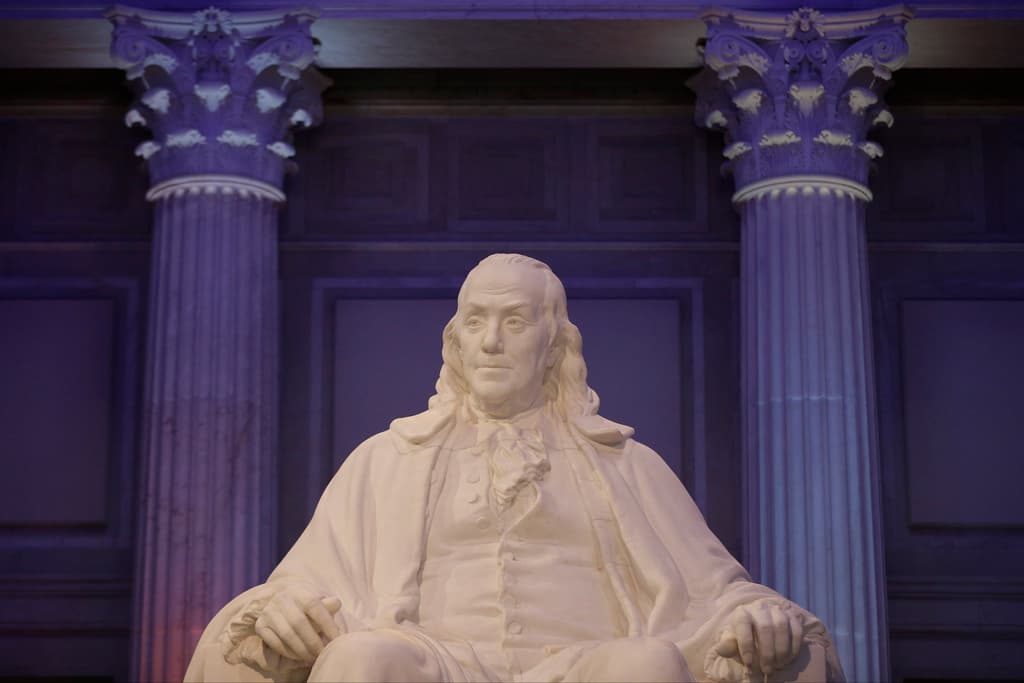 ARCHIVO - Se observa una estatua de Benjamin Franklin en el Instituto Franklin, el 10 de febrero de 2015, en Filadelfia. Franklin, al igual que otros padres fundadores clave.
