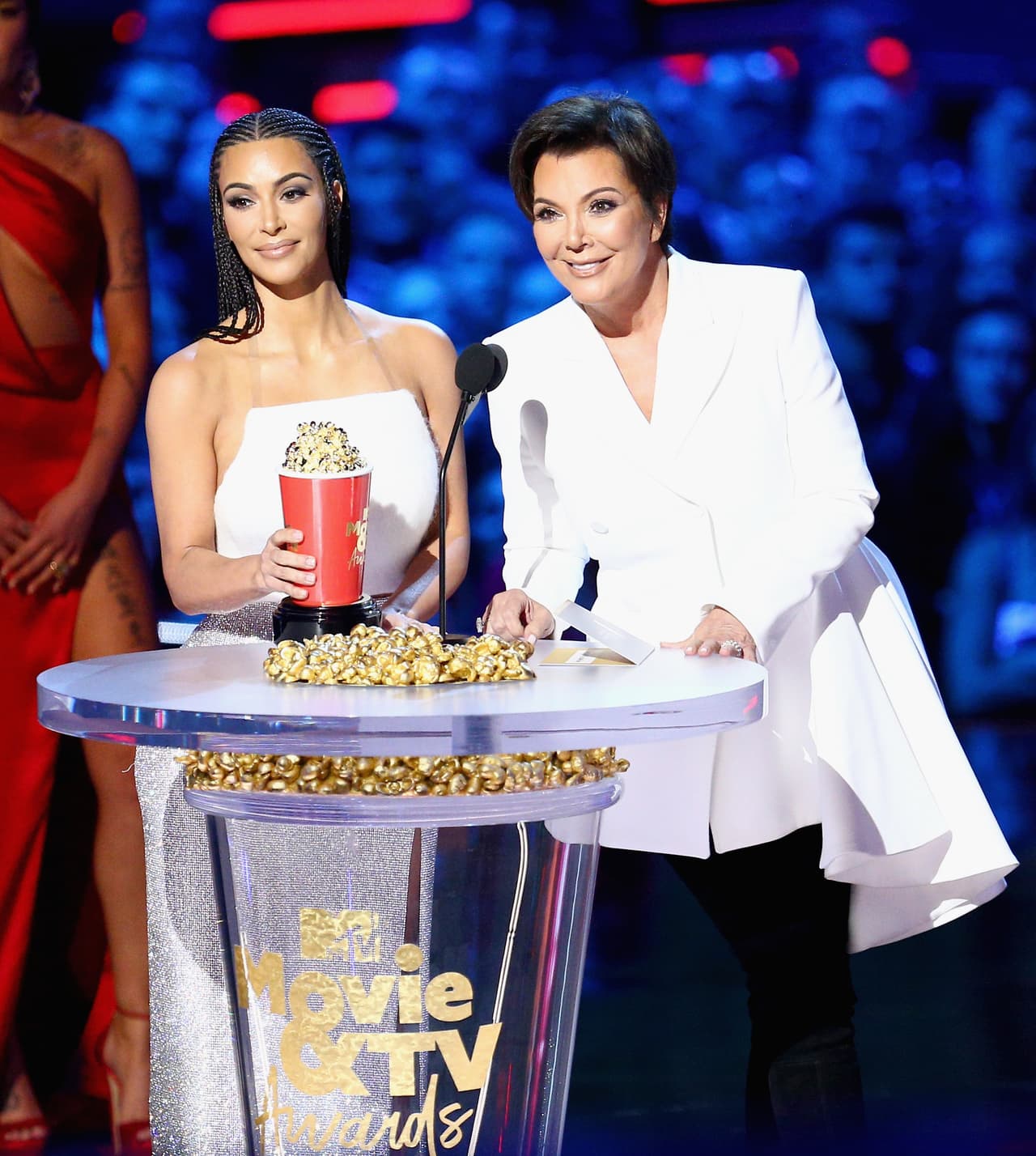 Cuando Kim acudió a la red social a contar que rompieron récords de audiencia, uno de sus seguidores no demoró en ironizar “eso es extraño, porque en su mayoría se trató sobre Kourtney Kardashian y ella es la menos interesante”.