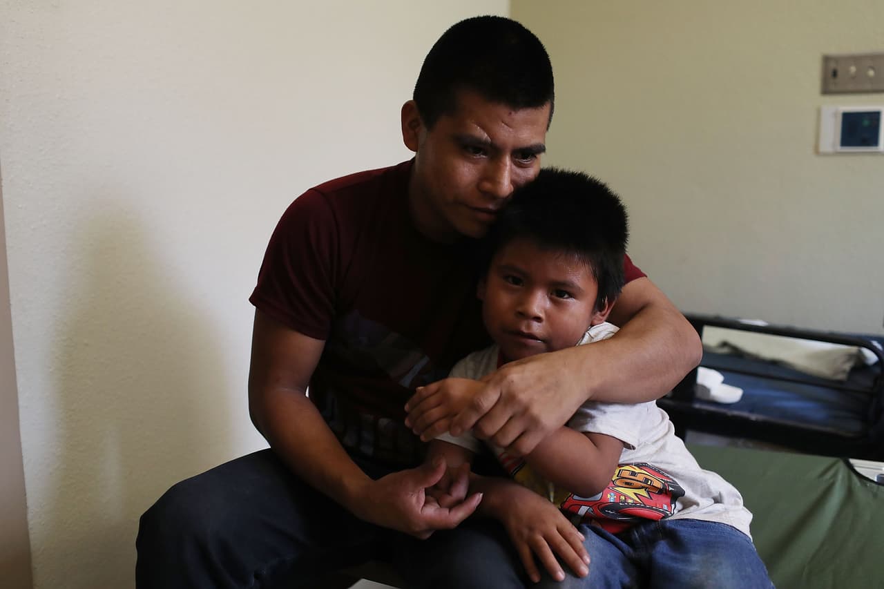 Varios Inmigrantes fueron reunificados con sus hijos en El Paso, Texas, el 19 de julio de 2018. Algunos han recibido ayuda en la Casa Anunciación, una fundación que apoya a los inmigrantes en esa ciudad. Antonio y su hijo Vauldio, de 7 años, son originarios de Guatemala y estuvieron durante dos meses y medio.