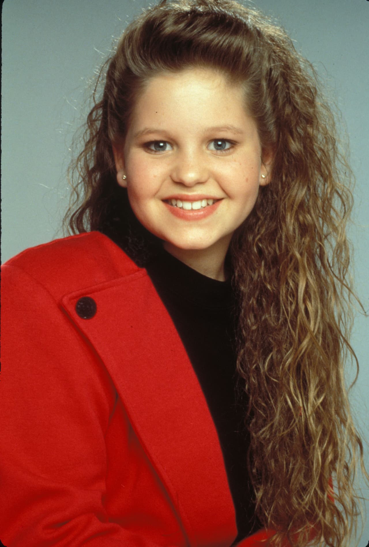 <b>Candace Cameron </b>
<br>Desde muy pequeña, Cameron inició su carrera en el mundo del espectáculo y con su papel de D.J. Tanner conquistó a sus fans. La también productora ha participado en un sinnúmero de proyectos como ‘A Christmas Detour’, ‘Just the Way You Are’ y ‘Puppy Love’.