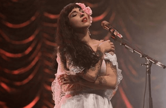 Aunque gran parte de los diseños que lleva en su ropa tienen una gran influencia mexicana.