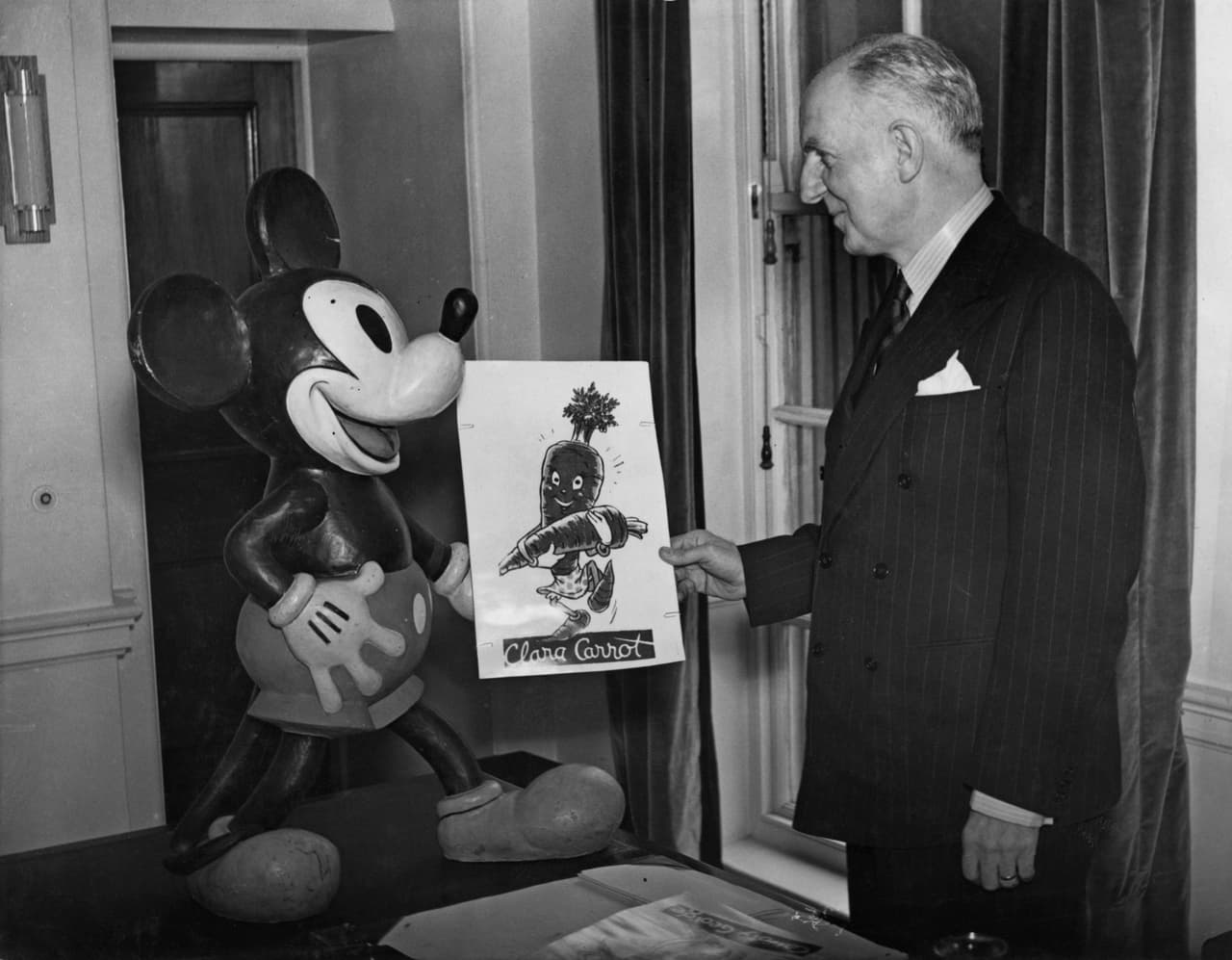 Para definir a Mickey, Walt Disney solo tenía piropos para su emblemática creación, aunque también reconoció sus defectos: "Mickey es decidido, persistente, bueno, bondadoso, tiene buena voluntad, y siempre adorable, aunque a veces ridículo en sus torpes hazañas".