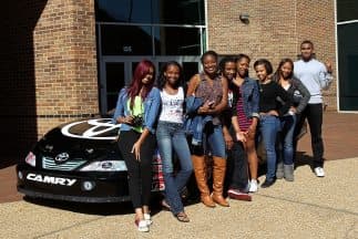 Estudiantes aprenden sobre la industria de las carreras NASCAR