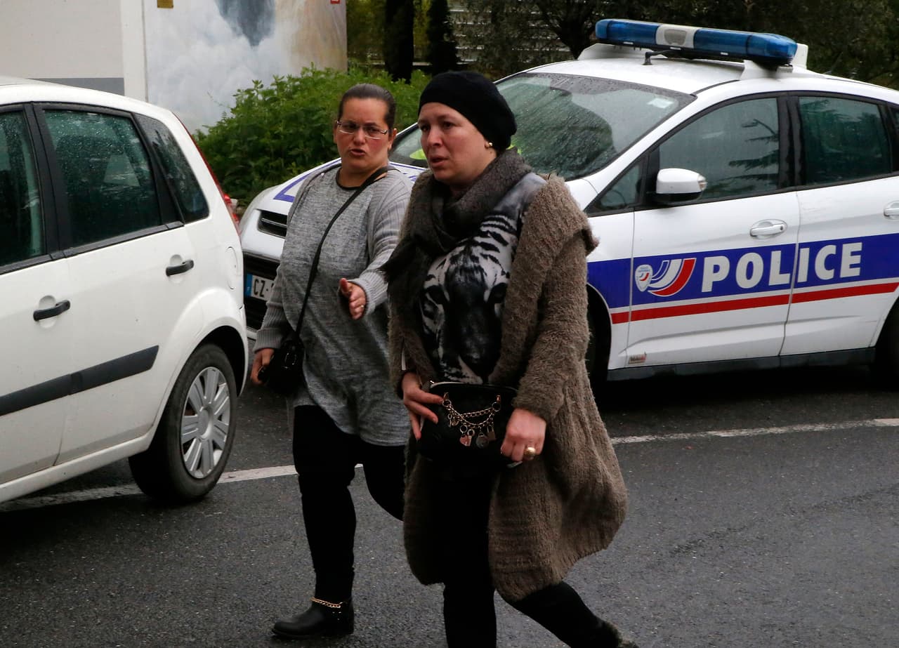 Familiares de víctimas del vuelo 804 de EgyptAir arriban a un hotel para recibir informes de las autoridades francesas, en el aeropuerto parisoino Charles de Gaulle, jueves 19 de mayo de 2016. (AP Foto/Michel Euler)