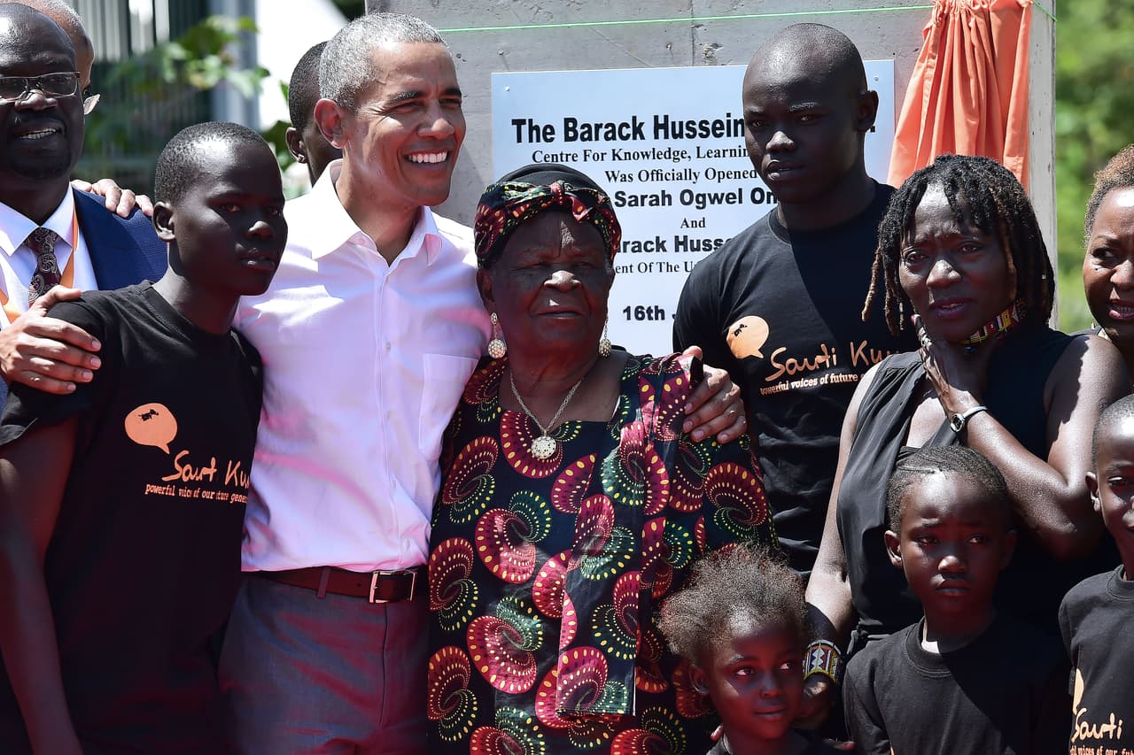 Obama visitó a su abuela paterna, jugó básquetbol y se reunió con el presidente de Kenia