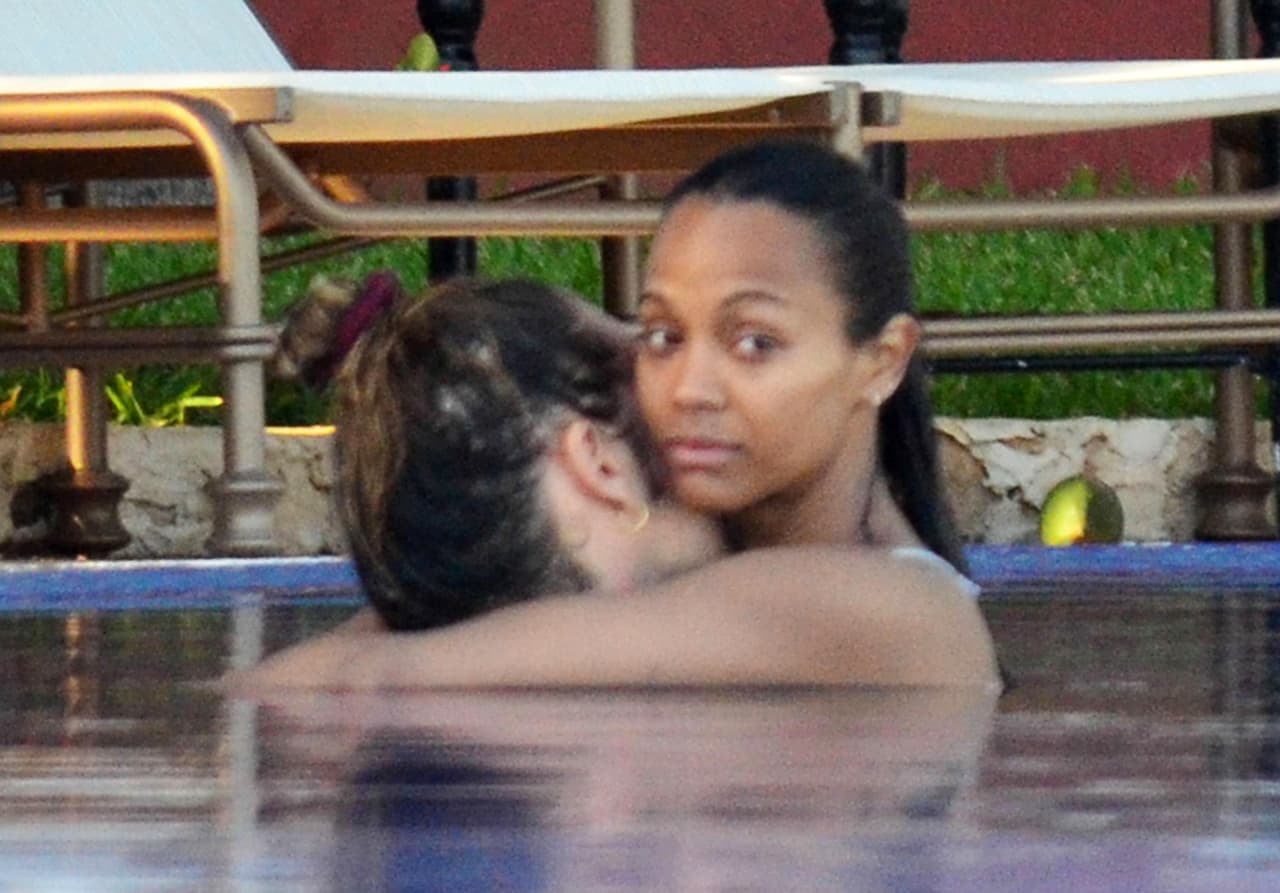 La parejita disfrutaba de un chapuzón en la alberca.