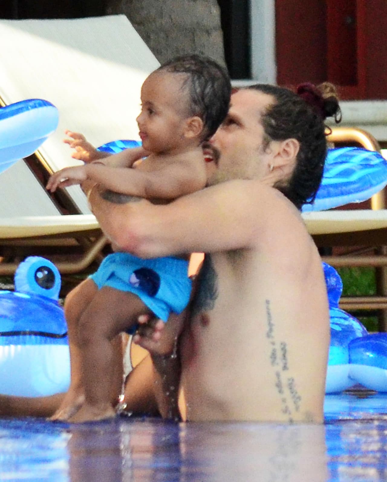 Marco metió a uno de los nenes a la alberca.
