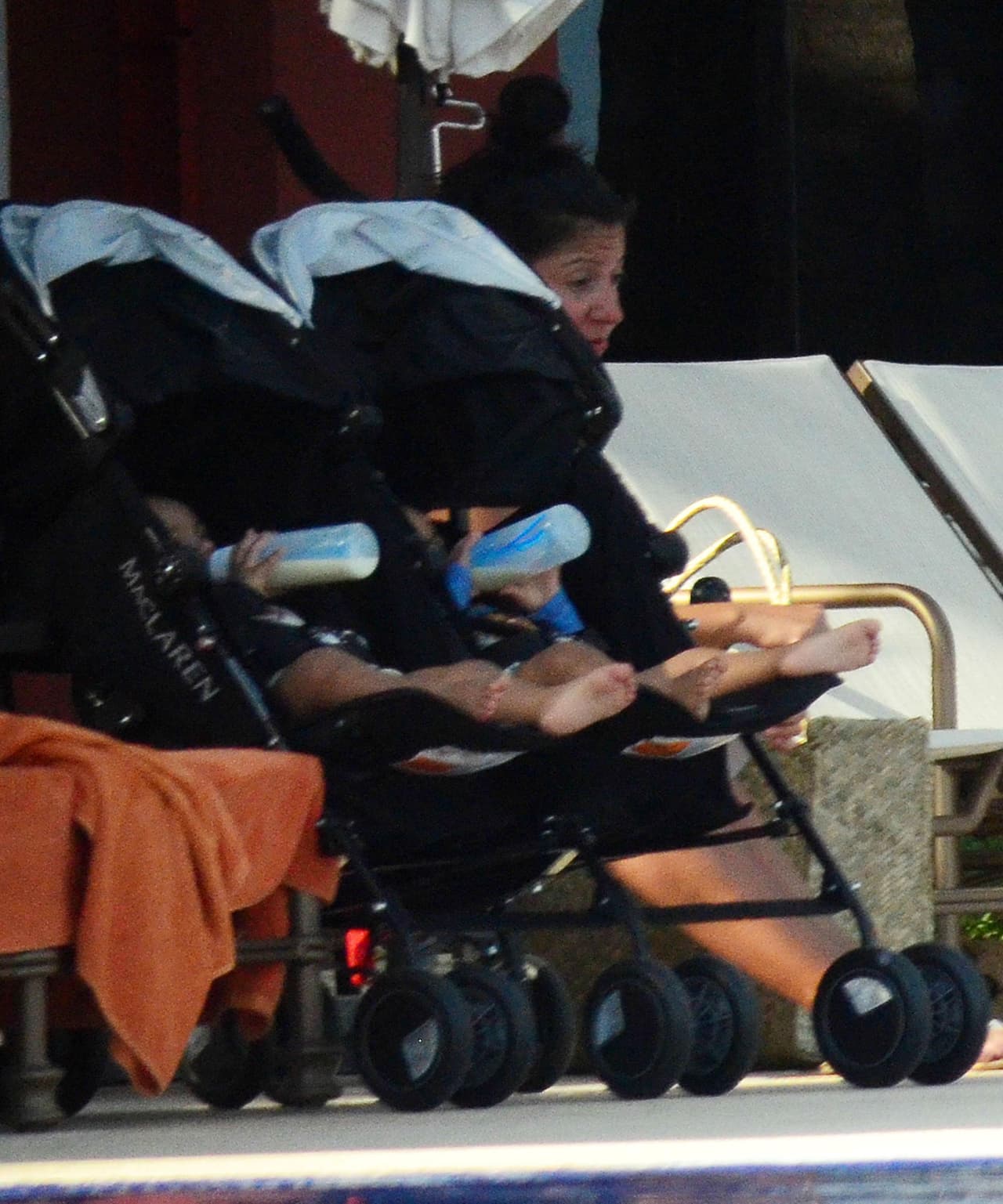 Los mellizos estaban tomando su biberón.