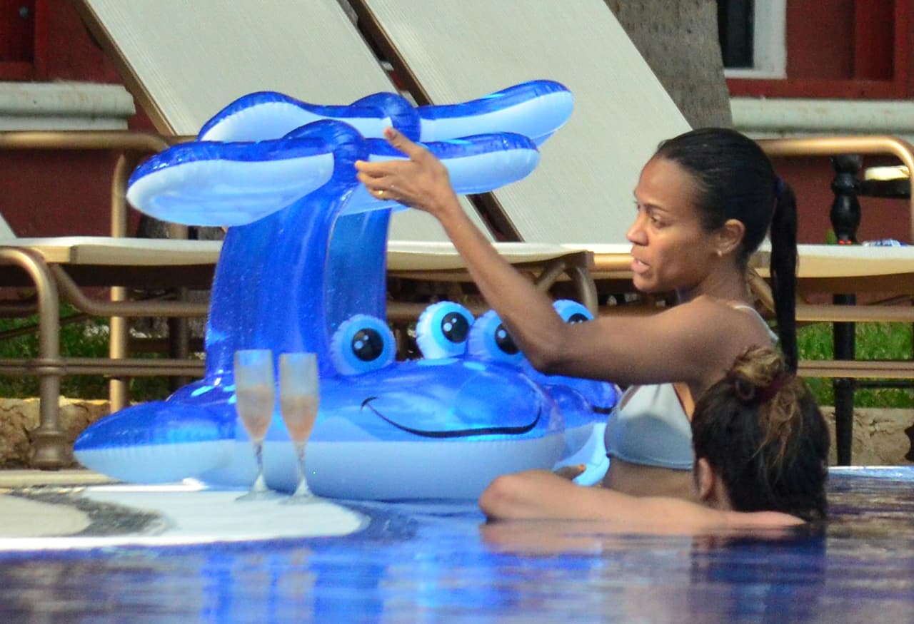 La pareja se tomaba una copa mientras platicaba.