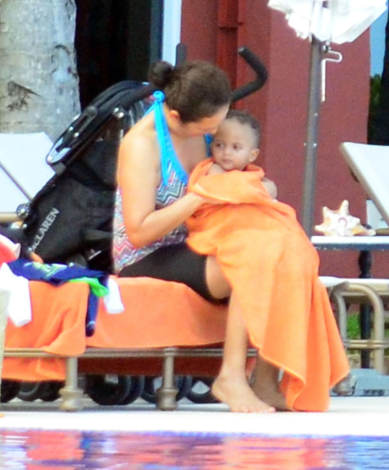 Después de refrescarse en la alberca, la nana se encargó de secarlos.
