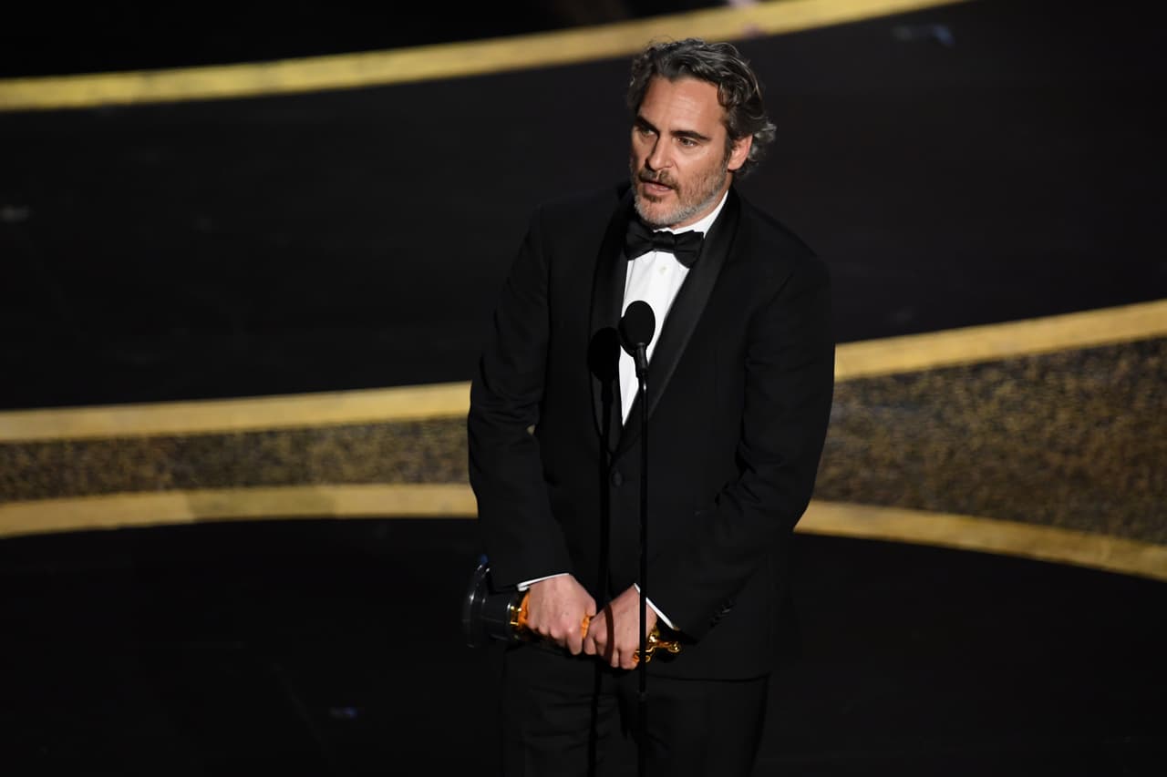<b>Joaquin Phoenix lo consiguió</b>
<br>
<br>El ganador de la categoría Mejor actor, por su protagónico en 'Joker', emitió un emotivo discurso en el que destacó que su mayor regalo "es usar mi voz para los que no tienen una".