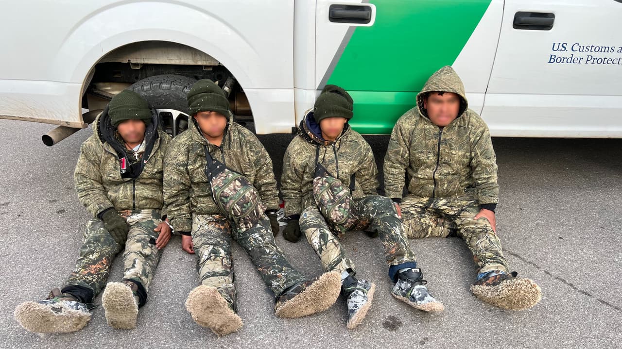 Un ciudadano estadounidense fue detenido cuando intentaba ingresar al país cuatro indocumentados.