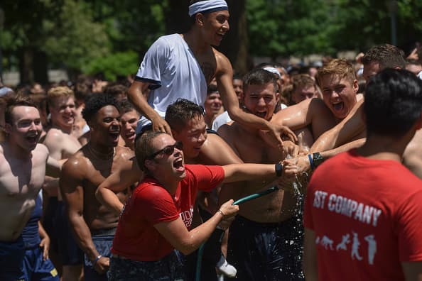 Los jóvenes celebran con euforia luego de lograr su objetivo.