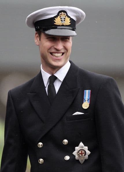 William reparte pins de plata y oro a los marineros en la base naval HMNB Clyde en Escocia en 2010.
