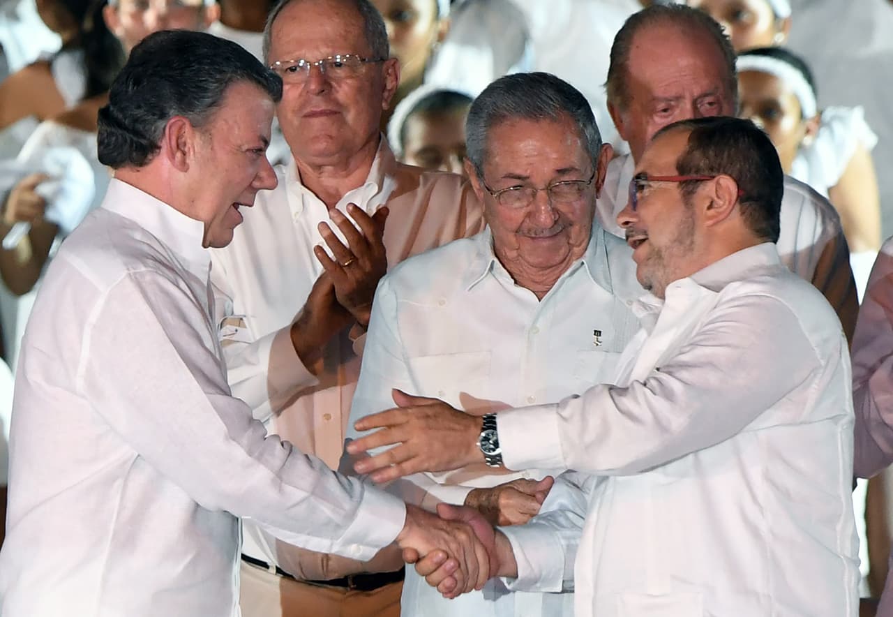 El presidente Juan Manuel Santos y el jefe de las guerrilleras Fuerzas Armadas Revolucionarias de Colombia (FARC), Rodrigo Londoño Echeverri, 'Timochenko', sellaron el 26 de septiembre en Cartagena el 
<b><a href="http://www.univision.com/noticias/proceso-de-paz/acuerdo-de-paz-lider-de-las-farc-pide-perdon-a-los-colombianos-por-el-dolor-causado">acuerdo de paz </a></b>que pondría fin a más de medio siglo de conflicto armado interno. El pacto fue posible tras cuatro años de negociaciones en La Habana y su puesta en práctica estaba sujeta a la aprobación de los colombianos en un referendo popular.