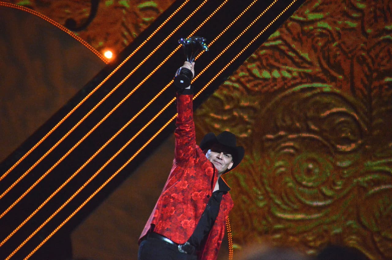 Una vez más Joan Sebastian se consagró como rey, y sus fanáticos celebraron de pie este reconocimiento póstumo.