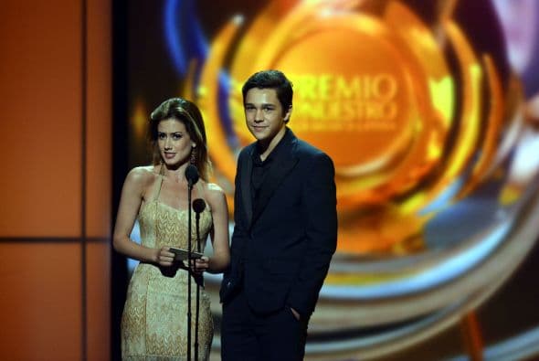 Altair Jarabo y Justin Mahone dieron a conocer al ganador de la categoría Artista Urbano del Año.