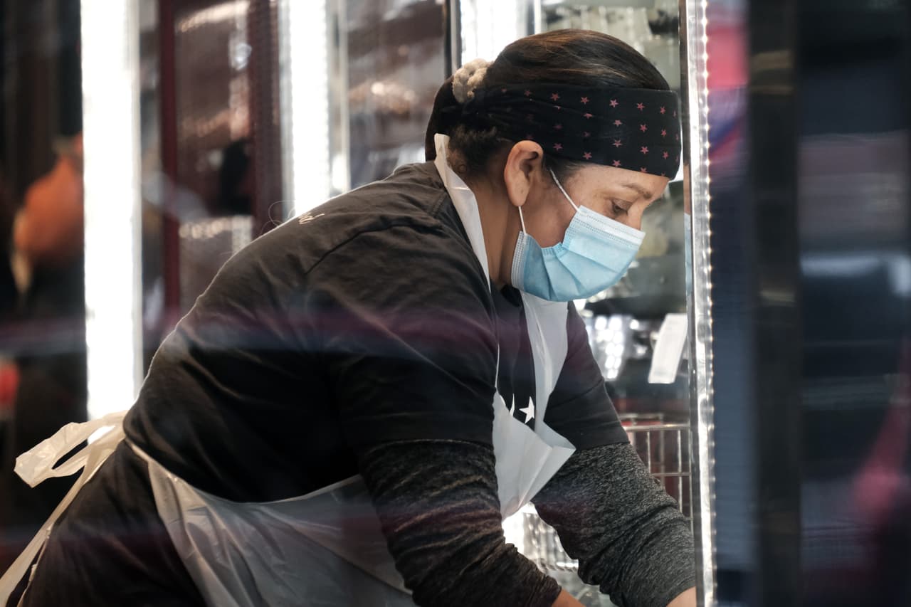 Esto, luego de que las autoridades de salud dieran a conocer que los casos aumentaron más de 50% desde el Día de Acción de Gracias, mientras que las hospitalizaciones se elevaron a 70%.