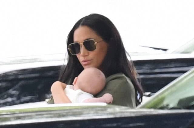 A poco más de dos meses de nacido,
<b><a href="https://www.univision.com/temas/archie-harrison-mountbatten-windsor" target="_blank">Archie Mountbatten-Windsor</a></b>, el hijo de los duques de Sussex, tuvo su primer evento público en brazos de su madre
<b><a href="https://www.univision.com/temas/meghan-markle" target="_blank">Meghan Markle</a></b>.