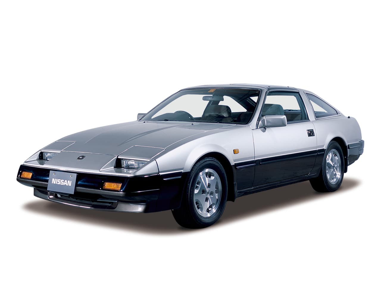 <b><u>3ra Generación (Z31) 1983-1989</u></b>
<br>La 3ra generación apareció completamente rediseñada en septiembre de 1983 con motor V6 de 3.0Lts. ‘VG Series’ (mismo motor GTP ZX-Turbo). Llegó a EEUU en 1984 con una agresiva compañía de comunicación para asistir en la transición de Datsun a Nissan junto a un nuevo estilo, más lujo y desempeño mejorado, convirtiéndose en el 2do Z más vendido de todos los tiempos (más de 70,000 unidades).